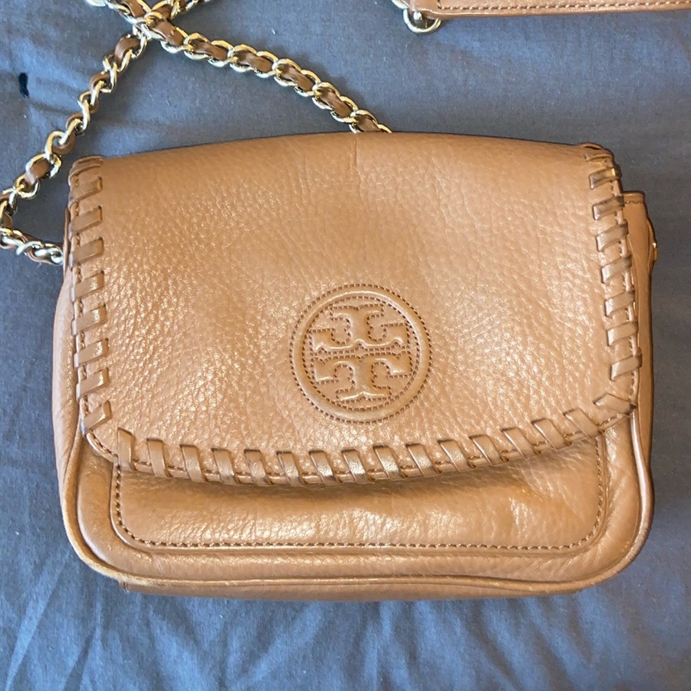 Tory Burch crossbody with adjustable strap. EUC.